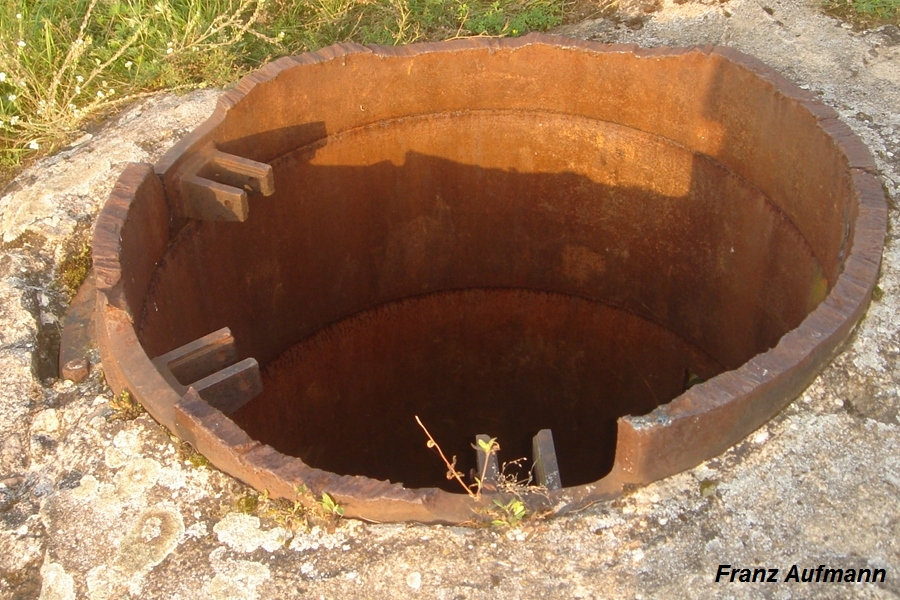 Fot. 03. Widok obciętek kopuły przewoźnej w schronie pozorno-bojowym w Nowogrodzie nad Narwią.