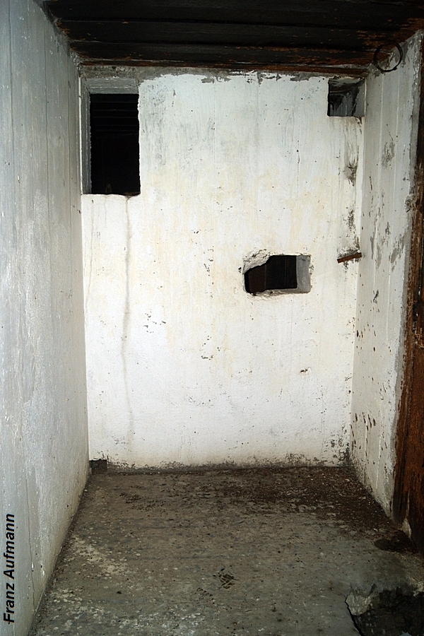 Fot. 17. Widok ściany działowej między izbami z otworem technologicznym na przewód doprowadzające gazy prochowe do wentylatora.