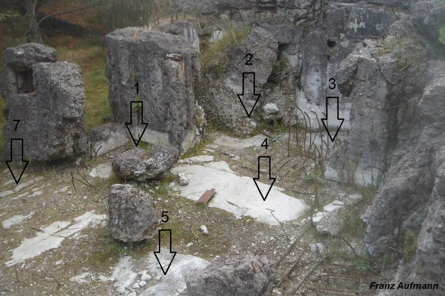 Fot. 01. Widok schronu od strony północno-wschodniej. -1. śluza przeciwgazowa, -2. zachodnia izba bojowa, -3. szyb kopuły bojowej na ckm, -4. izba dowodzenia, -5. izba załogi, -7. wschodnia izba bojowa.