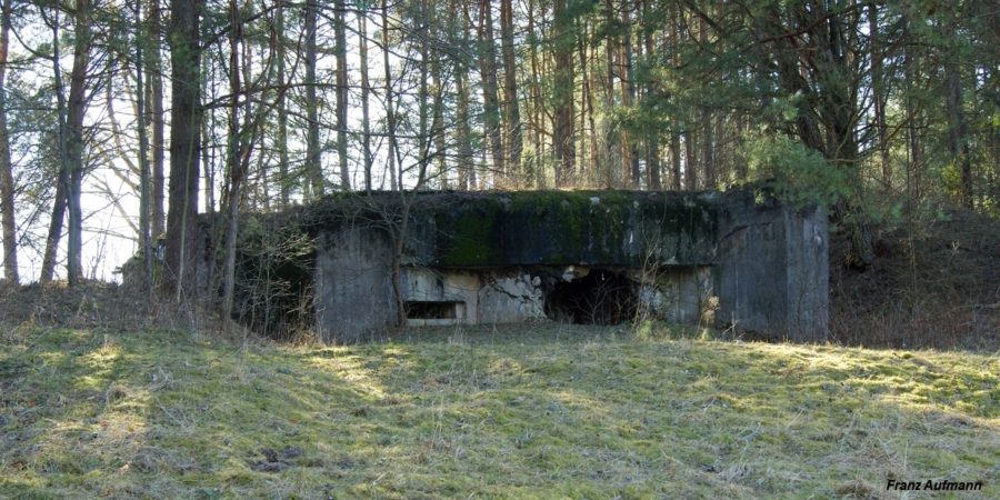 Fot. Linia Mołotowa. OPPK - jednokondygnacyjny schron do ognia bocznego na 45 mm armatę i ckm (Stara Kamienna, Grodzieński Rejon Umocniony).