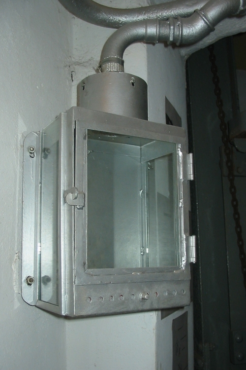Fot. 02. Pojemnik na lampę naftową z odprowadzeniem gazów. (Fot. http://maginotescaut.centerblog.net/).