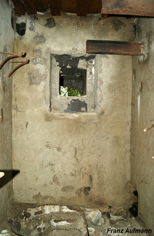 Zdjęcie 13. Pomieszczenie socjalne WC ze strzelnicą obrony wejścia.