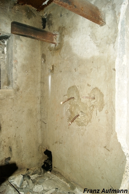 Zdjęcie 14. Ściana boczna pomieszczenia socjalnego - WC