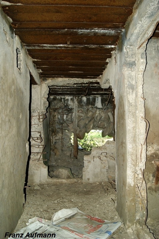 Zdjęcie 07. Widok w kierunku prawej izby bojowej. Po lewej stronie wejście do izby załogi a po prawej strony do pomieszczenia socjalnego-WC).
