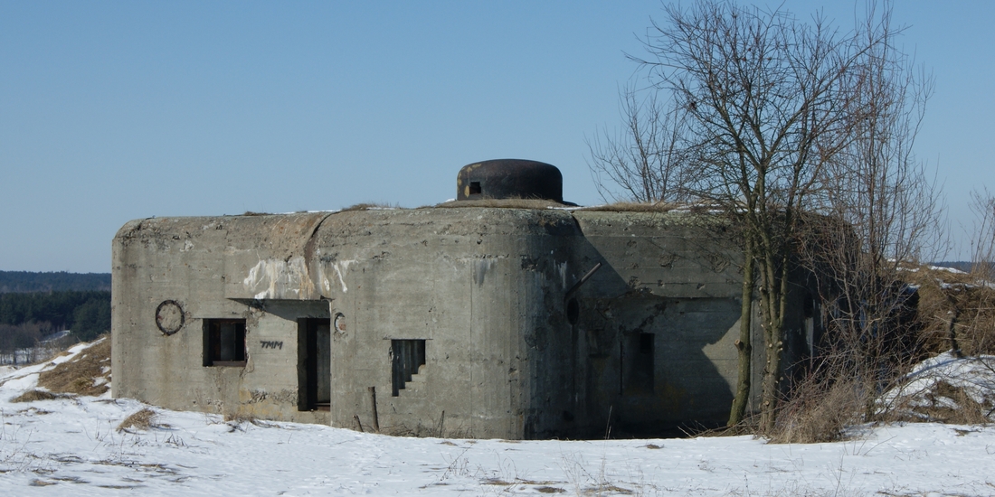 Fot. 1. Ciężki schron bojowy z Nowogrodu nad Narwią z wyrzutnią ładunków oświetlających (znajduje się pomiędzy strzelnicami obrony zapola).