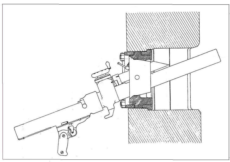 Rys. 4. Widok 50 mm moździerza model 1935 w strzel-nicy kopuły obserwacyjno – bojowej model 1929 typ A.