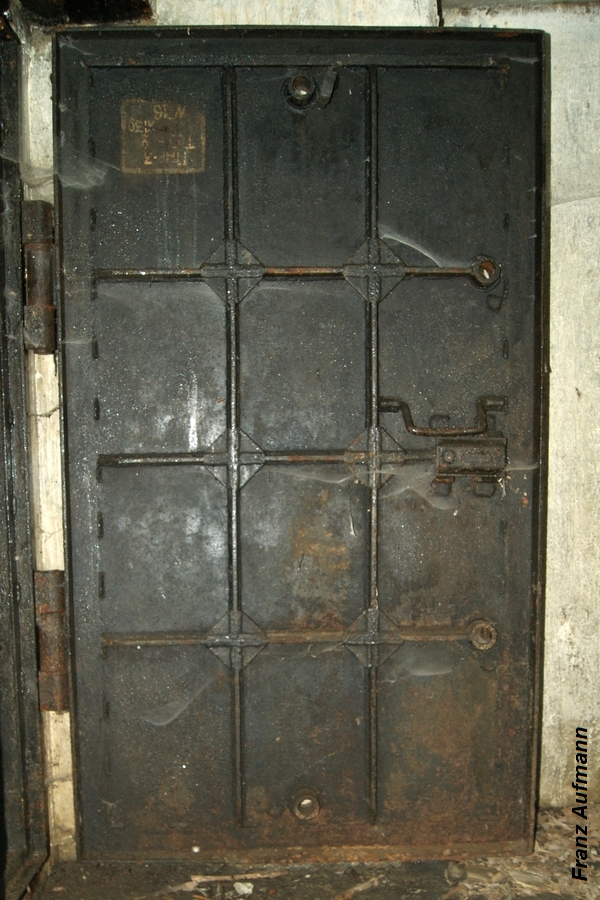 Fot. 13. Gazoszczelne drzwi wejściowe. Drzwi pozbawione są czterech dźwigi ryglujących, kątowników mocujących uszczelkę i uszczelki. 