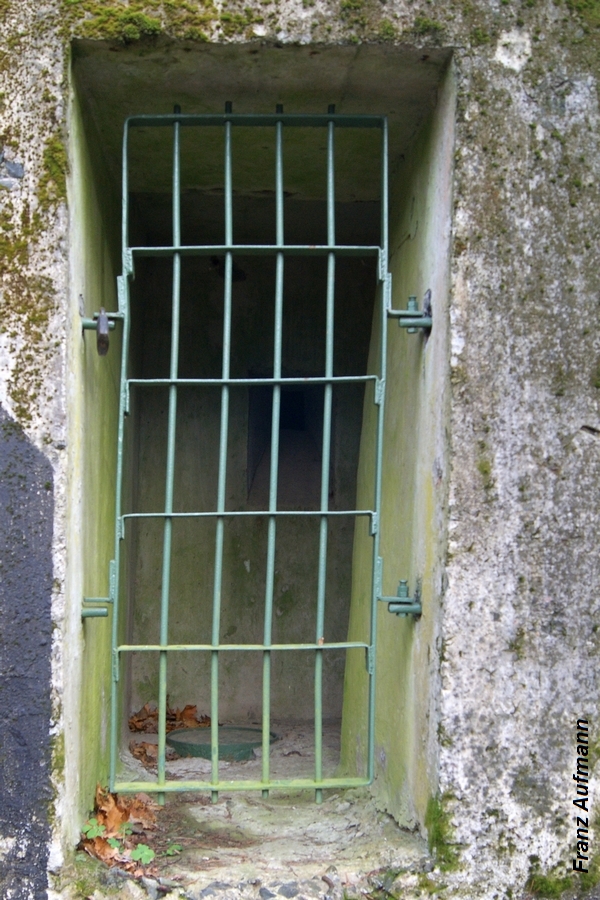 Fot. xx. Jedno z kilku rozwiązań drzwi kratowych stosowanych w schronach Linii Mołotowa.