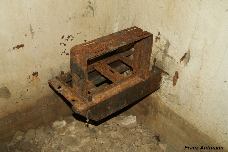 Fot. 03. Podstawa pod wentylator na wspornikach osadzonych w ścianie izby