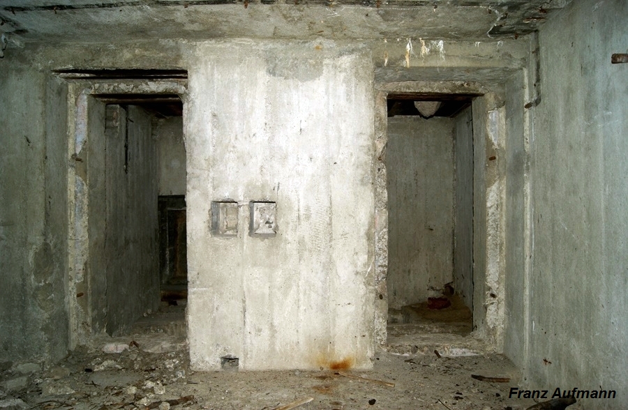 Fot. 11. Dwa otwory wejściowe do pomieszczenia z wyjściem ewakuacyjnym i do latryny.