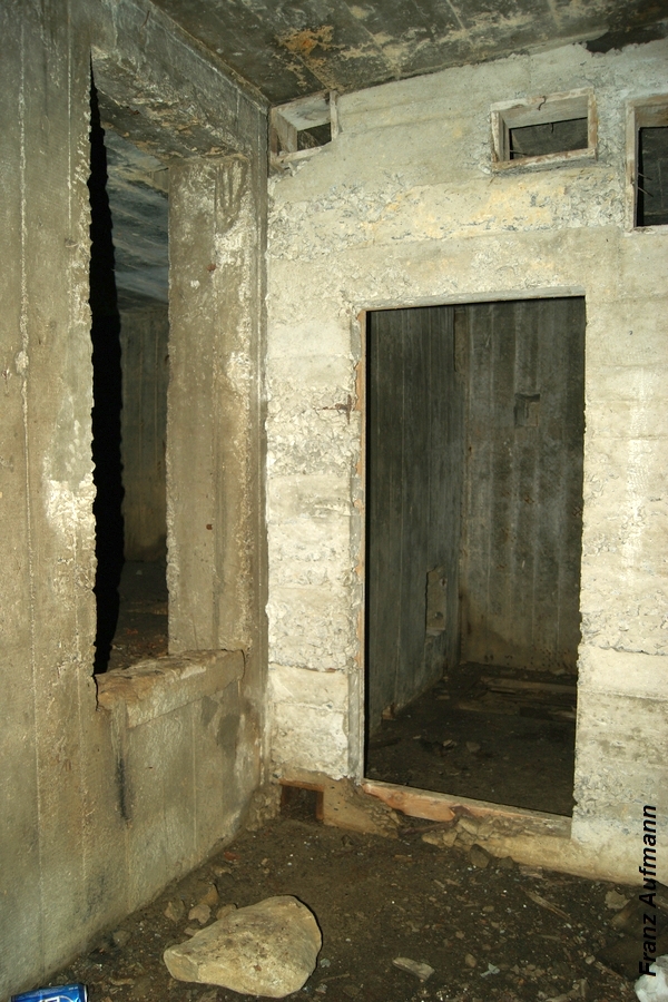 Fot. 14. Pomieszczenie z filtrami i wentylatorem. Po prawej stronie wejście z izby załogi. Po lewej wejście do maszynowni.