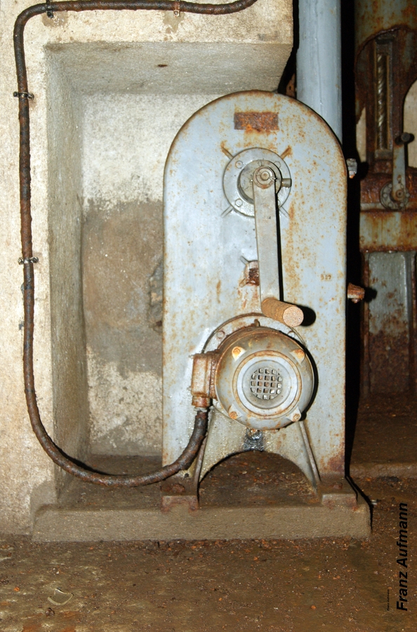 Fot. 11. Wentylator odsysający gazy prochowe z napędem elektrycznym (ręcznym awaryjnym) stosowany w grupach warownych. Zdjęcie wykonane w grupie warownej "Michelsberg".