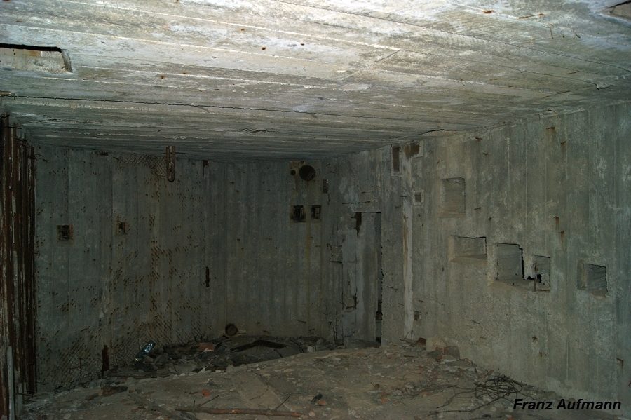 Fot. 13. Widok maszynowni od strony izby załogi. Nie wykonano ścianek działowych między pomieszczeniami. Widoczne jest obniżenie poziomu posadzki w części przeznaczonej na maszynownię. 