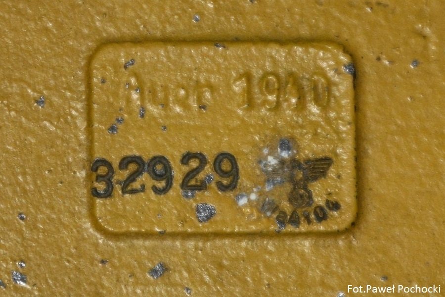Fot. 12. Sposób cechowani jednego z producentów filtra przeciwpyłowego VW. Podano rok produkcji oraz numer filtra. Po prawej stronie stempel odbioru technicznego Waffenamt.