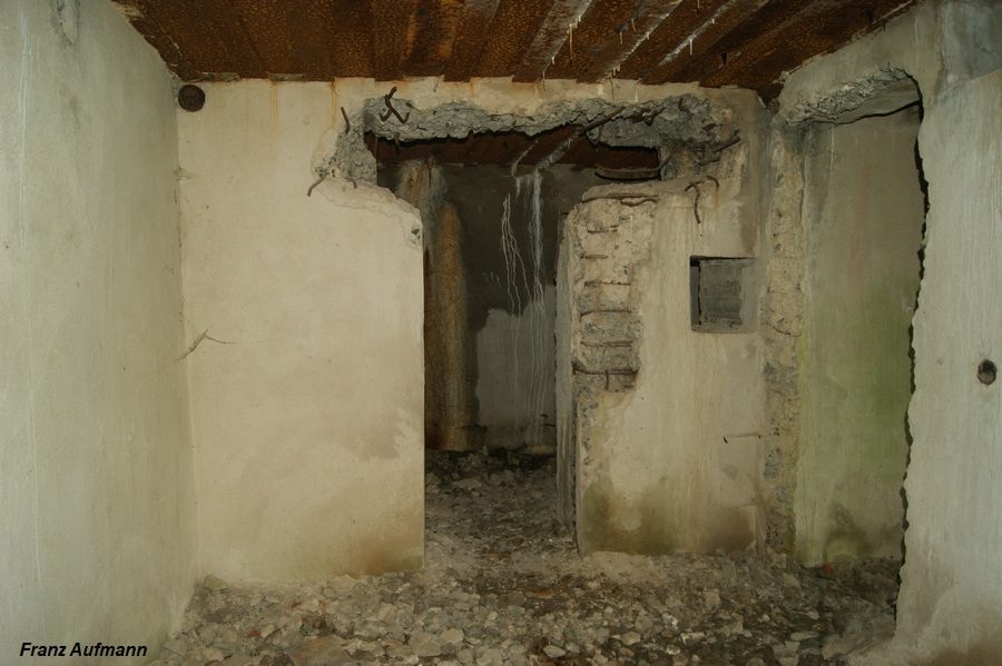 Fot. Korytarz. Zdjęcie wykonane od strony wejścia do izby dowodzenia. Na wprost wejście do magazynu amunicji. Po prawej stronie wejście do izby bojowej (rys. 01. 2).