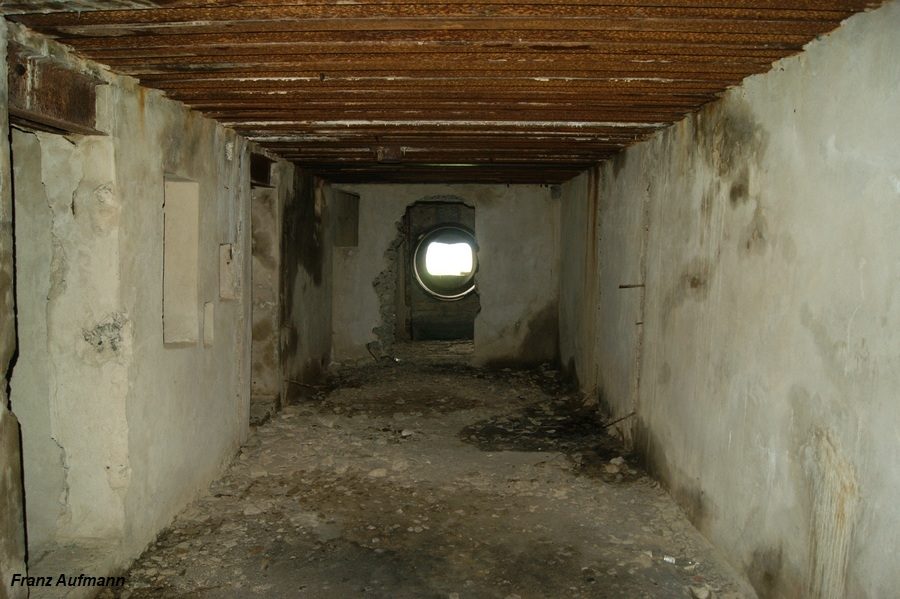 Fot. 04. Widok od strony izby załogi w kierunku izby bojowej dla stanowiska Ł-17. Nie wykonano dwóch ścianek działowych wydzielających izbę dowodzenia i skład amunicji.