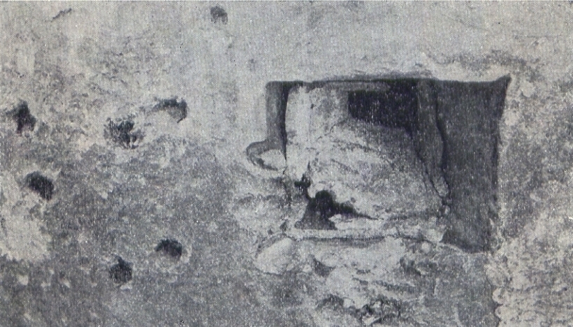 Fot. Archiwalne zdjęcie zniszczonej wkładki strzelnicy kopuły bojowej schronu "D" przy starej grobli (Denkschrift über die polnische Landesbefestigung).