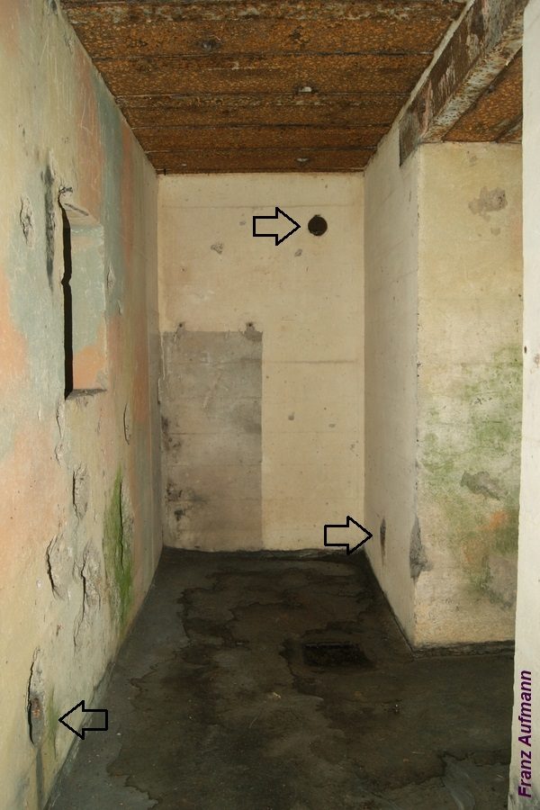 Fot. 04. Widok korytarza z zaznaczonymi wylotami układu usuwania zużytego powietrza ze schronu.