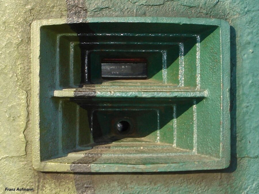 Fot. 02. Gazoszczelna staliwna wkładka strzelnicy kopuły na ckm z 1938 roku. Górna część z zamknięciem przeznaczono do obserwacji. Dolna część z jarzmem kulistym służyła do prowadzenia ognia z ckm na podstawie fortecznej.